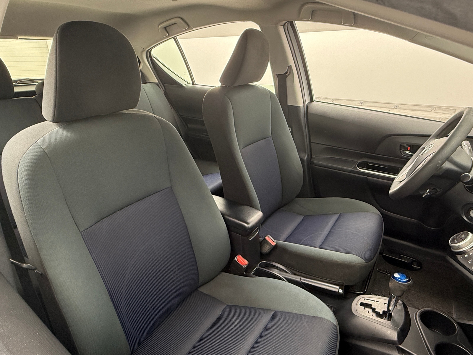 Thumbnail: 2016 Toyota Prius c - 2