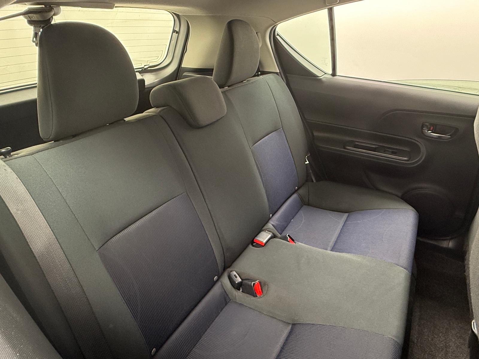 Thumbnail: 2016 Toyota Prius c - 6