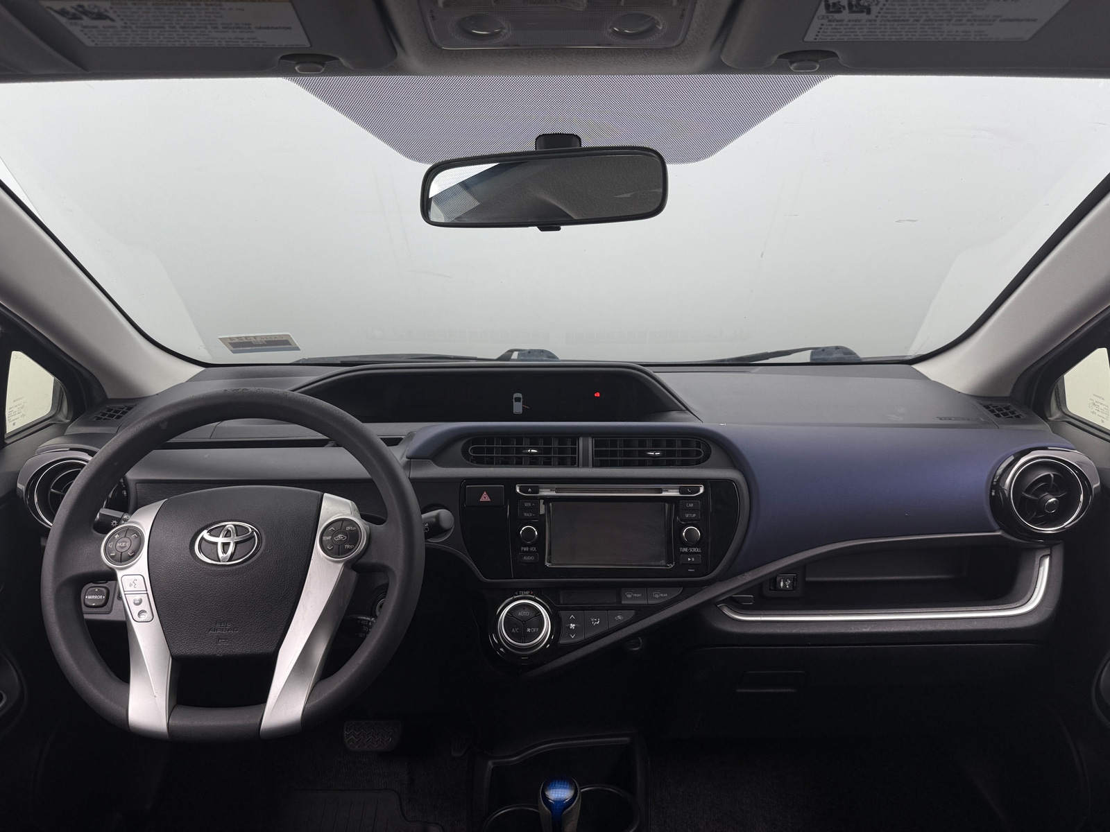 Thumbnail: 2016 Toyota Prius c - 3