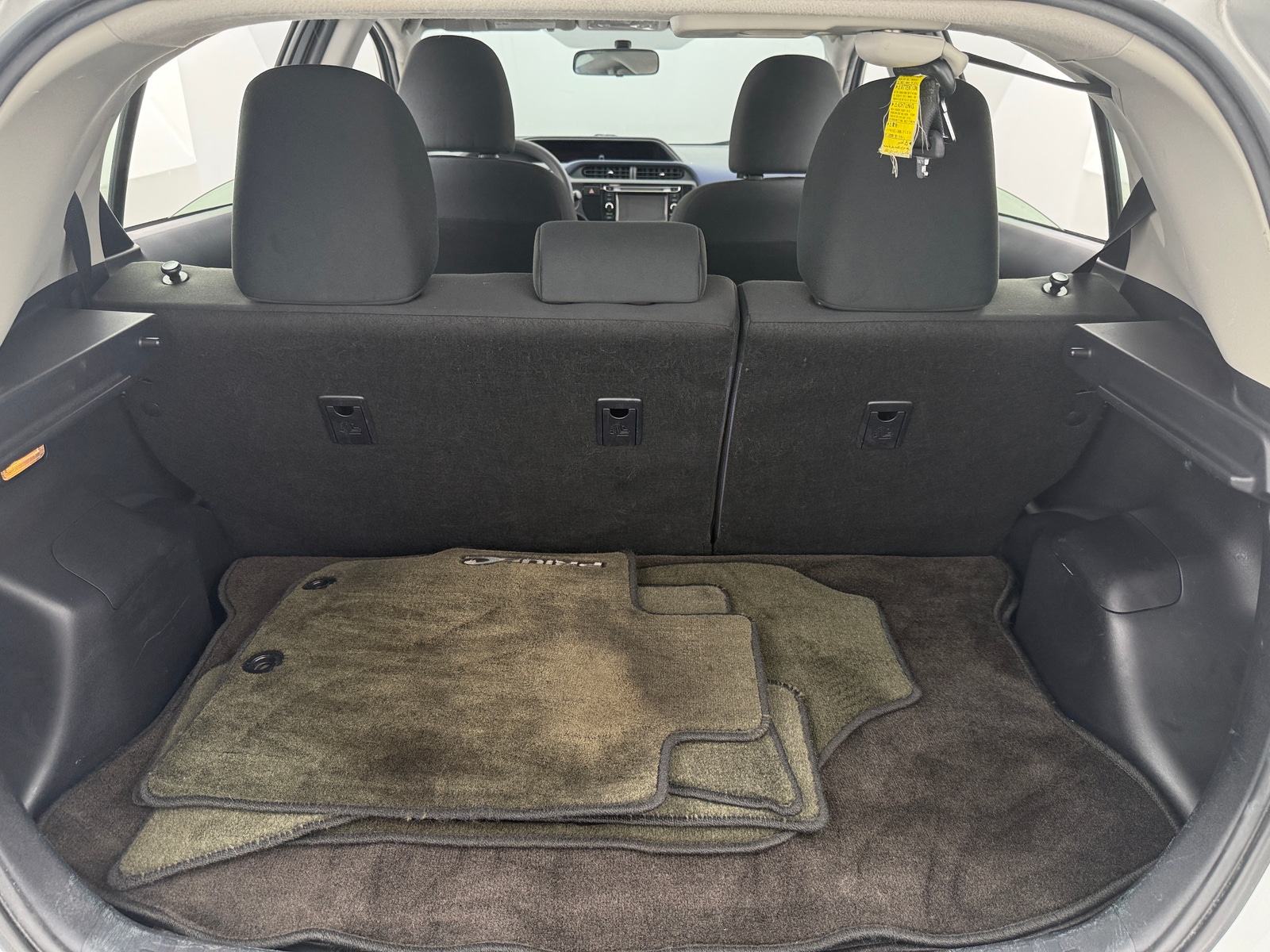 Thumbnail: 2016 Toyota Prius c - 7