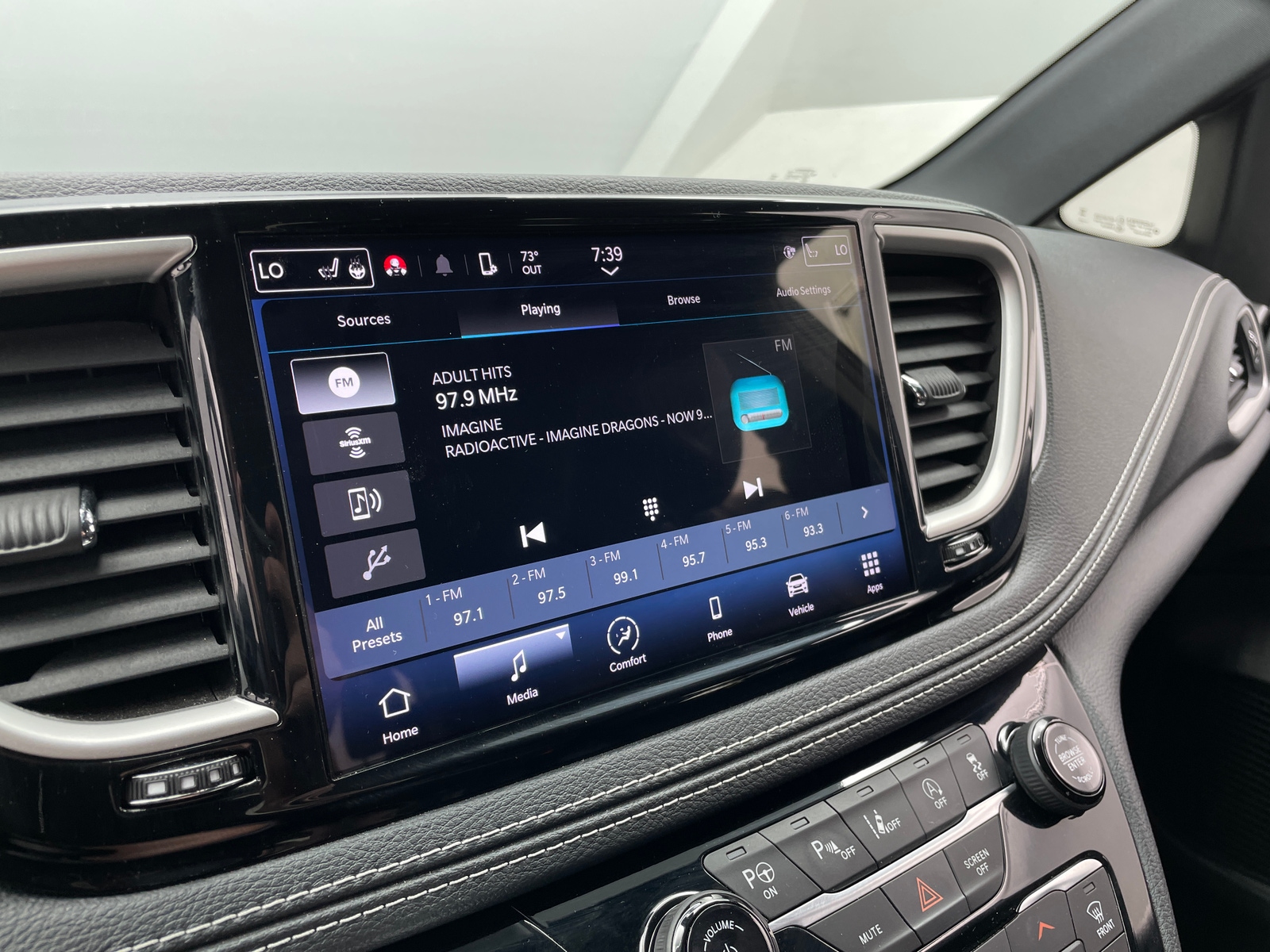 Thumbnail: 2023 Chrysler Pacifica - 3