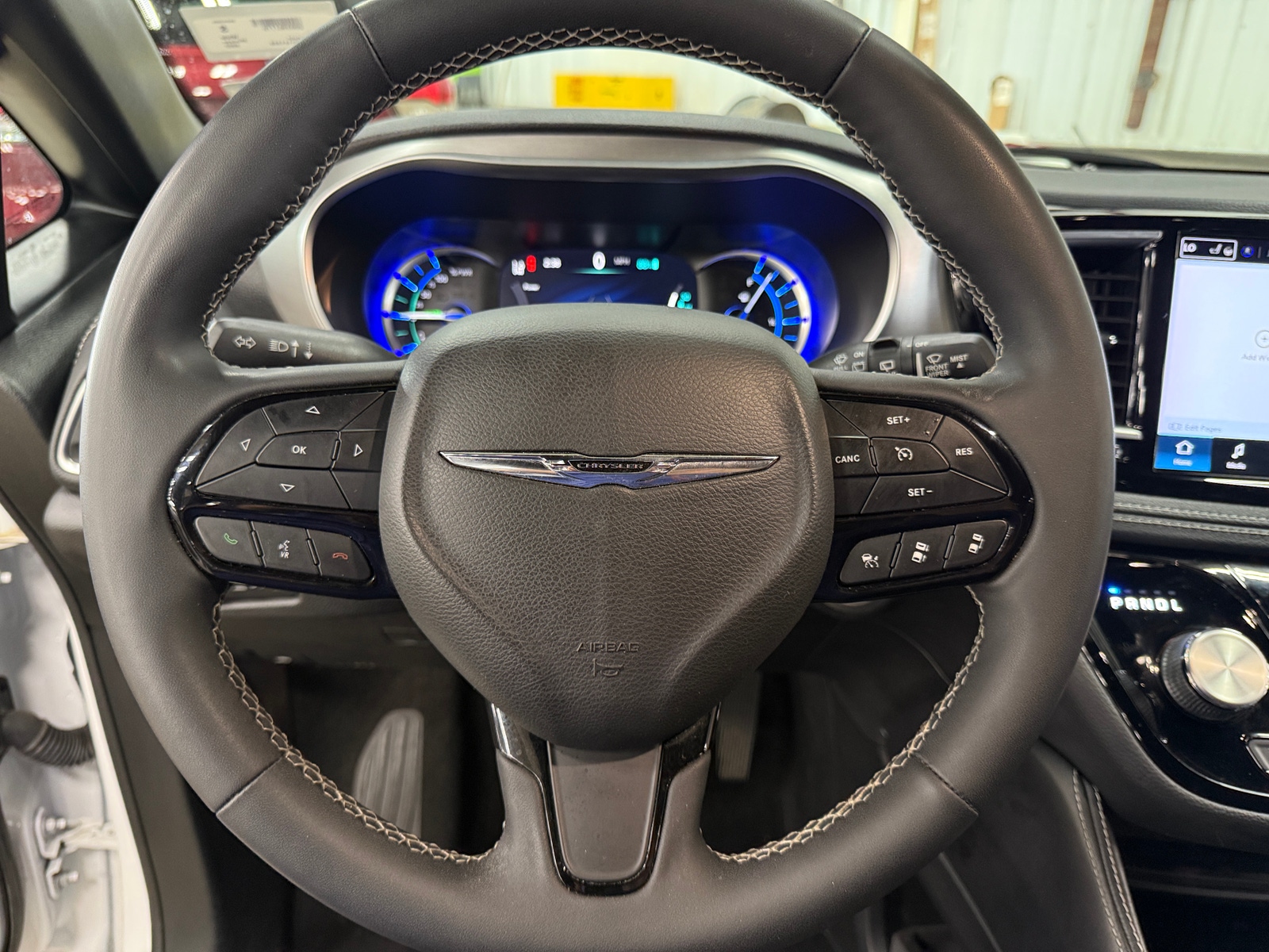 Thumbnail: 2022 Chrysler Pacifica - 4