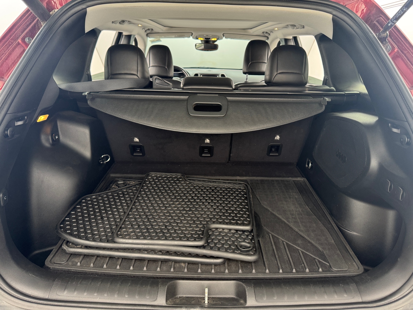 Thumbnail: 2019 Jeep Cherokee - 6
