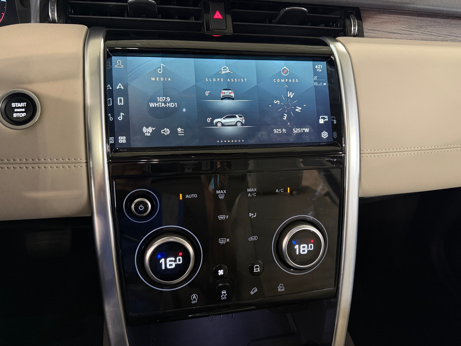 Thumbnail: 2022 Land Rover Discovery Sport - 3