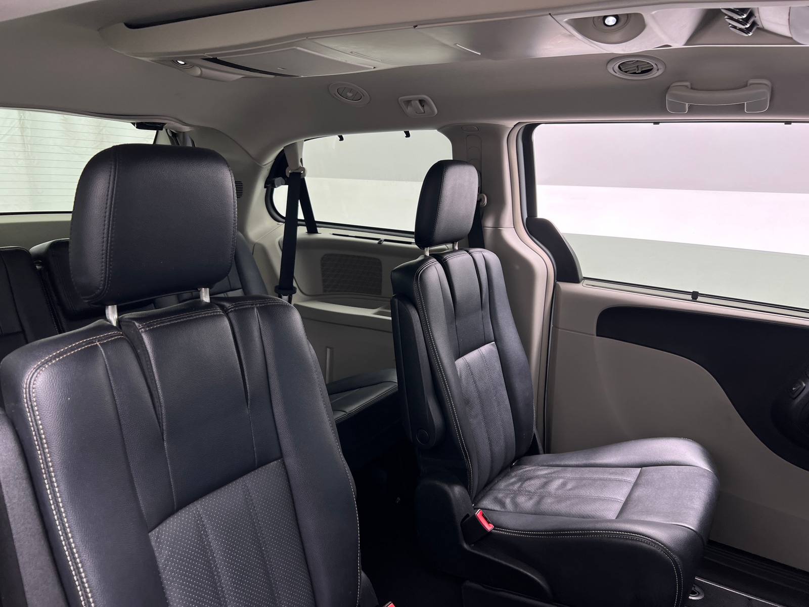 Thumbnail: 2014 Chrysler Town & Country - 5