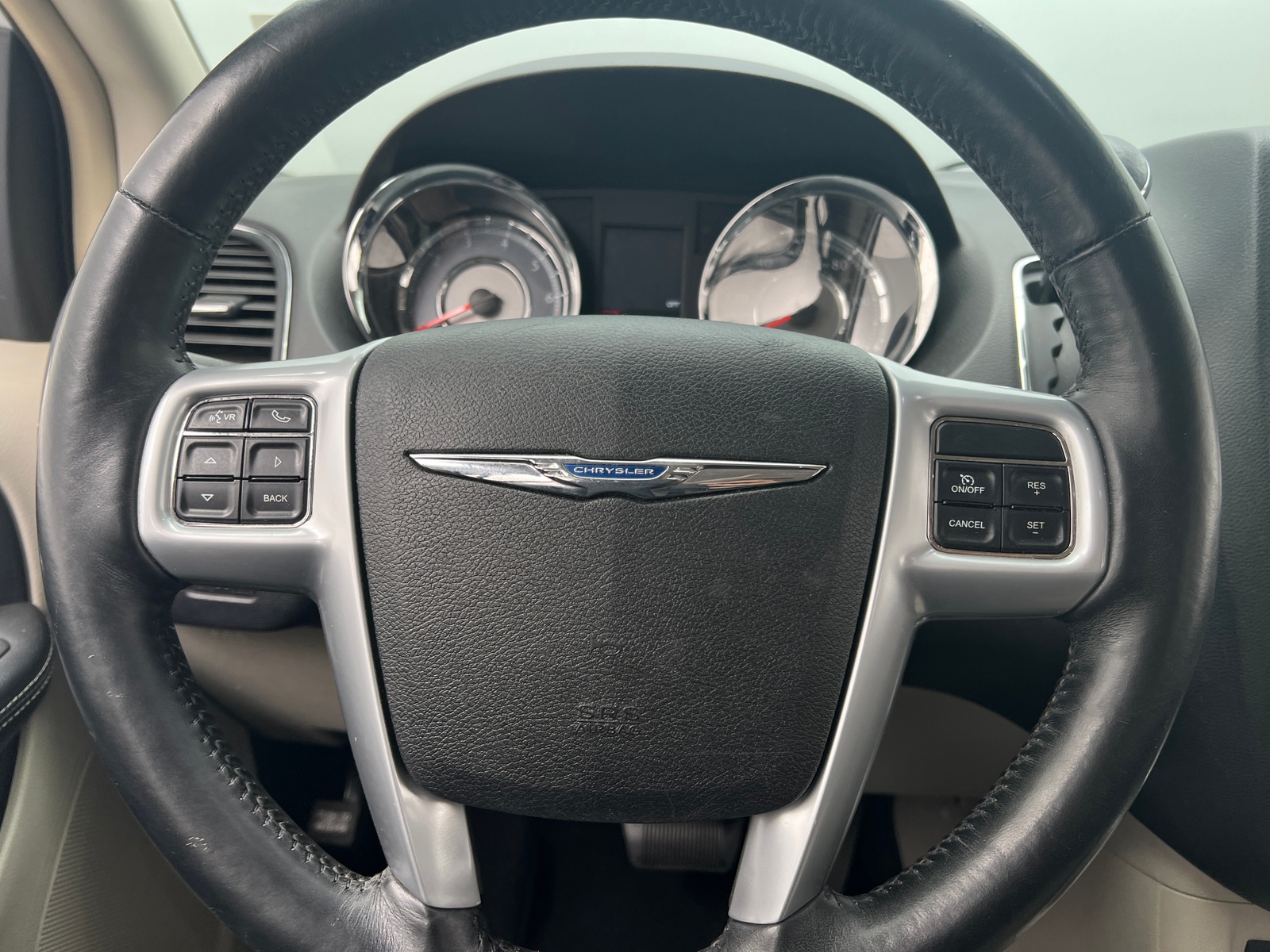Thumbnail: 2014 Chrysler Town & Country - 4
