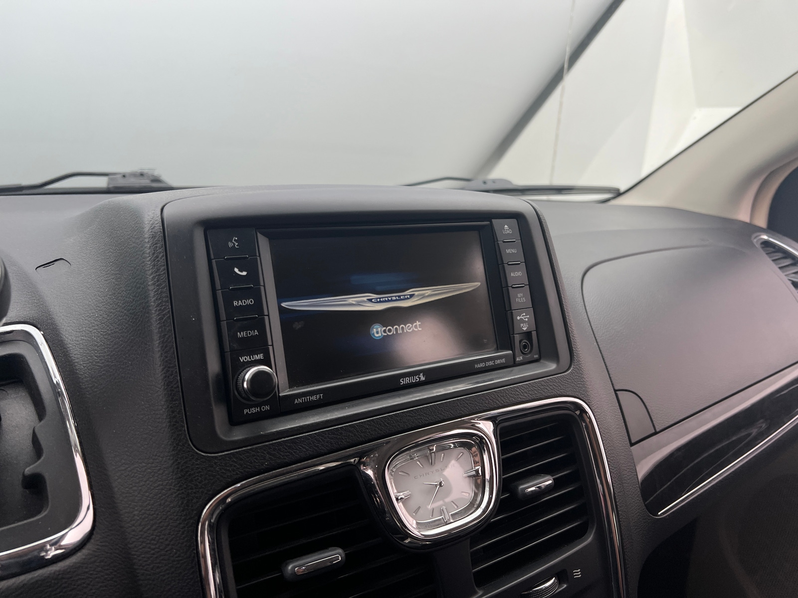 Thumbnail: 2014 Chrysler Town & Country - 3