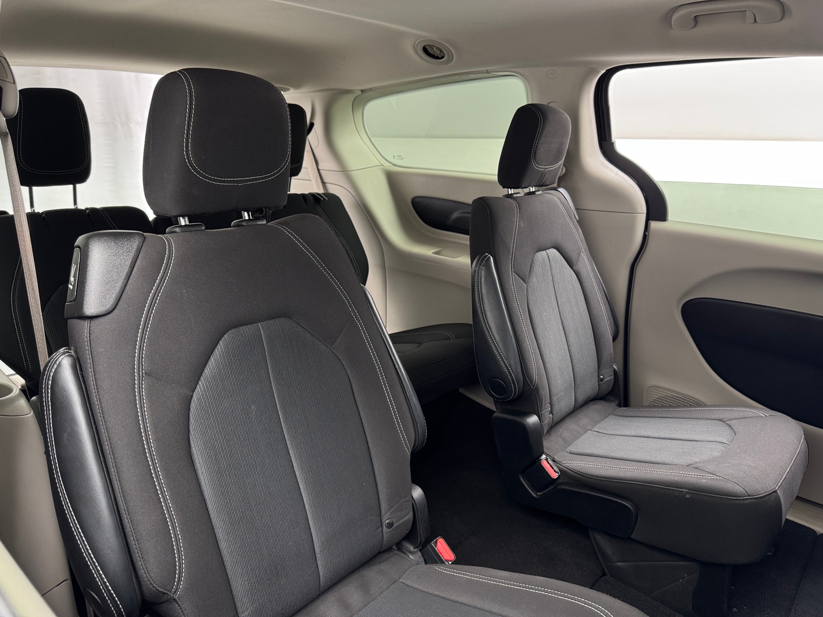 Thumbnail: 2022 Chrysler Voyager - 6