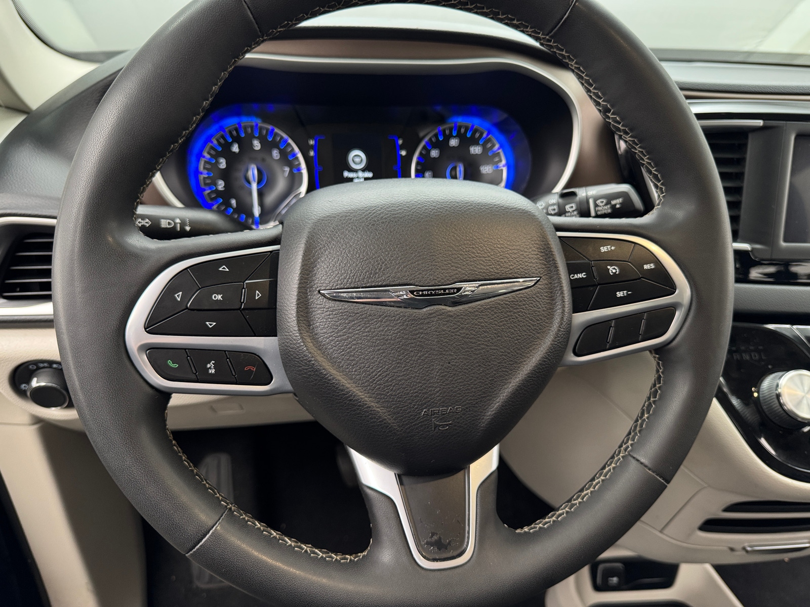 Thumbnail: 2022 Chrysler Voyager - 5