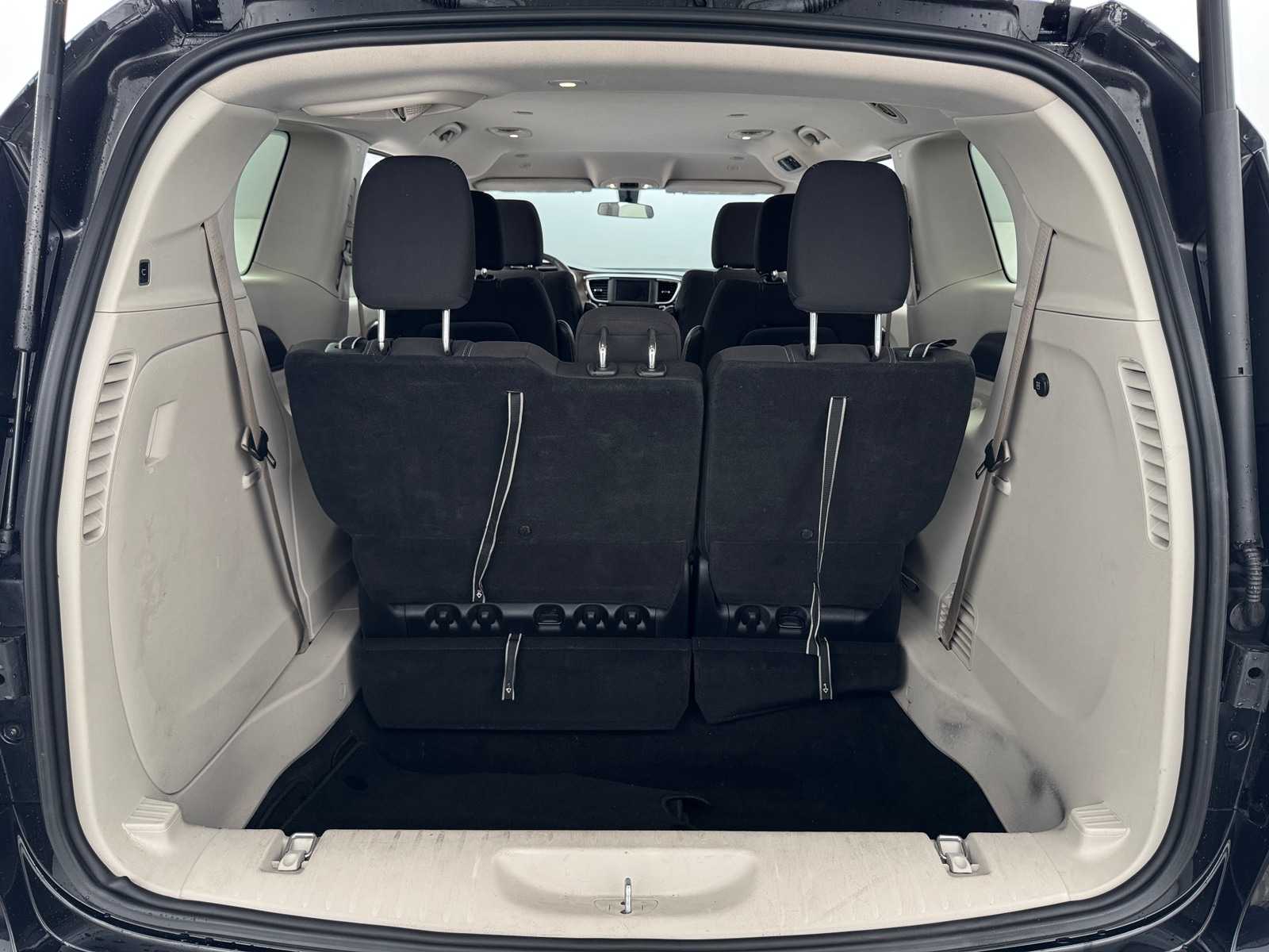 Thumbnail: 2022 Chrysler Voyager - 7