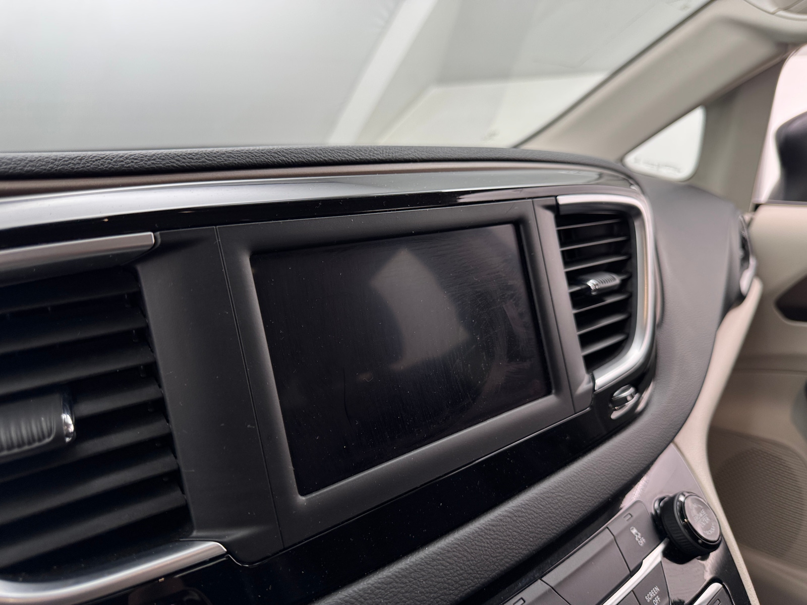 Thumbnail: 2022 Chrysler Voyager - 4