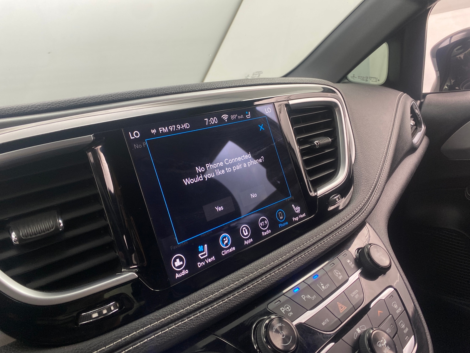 Thumbnail: 2018 Chrysler Pacifica - 3