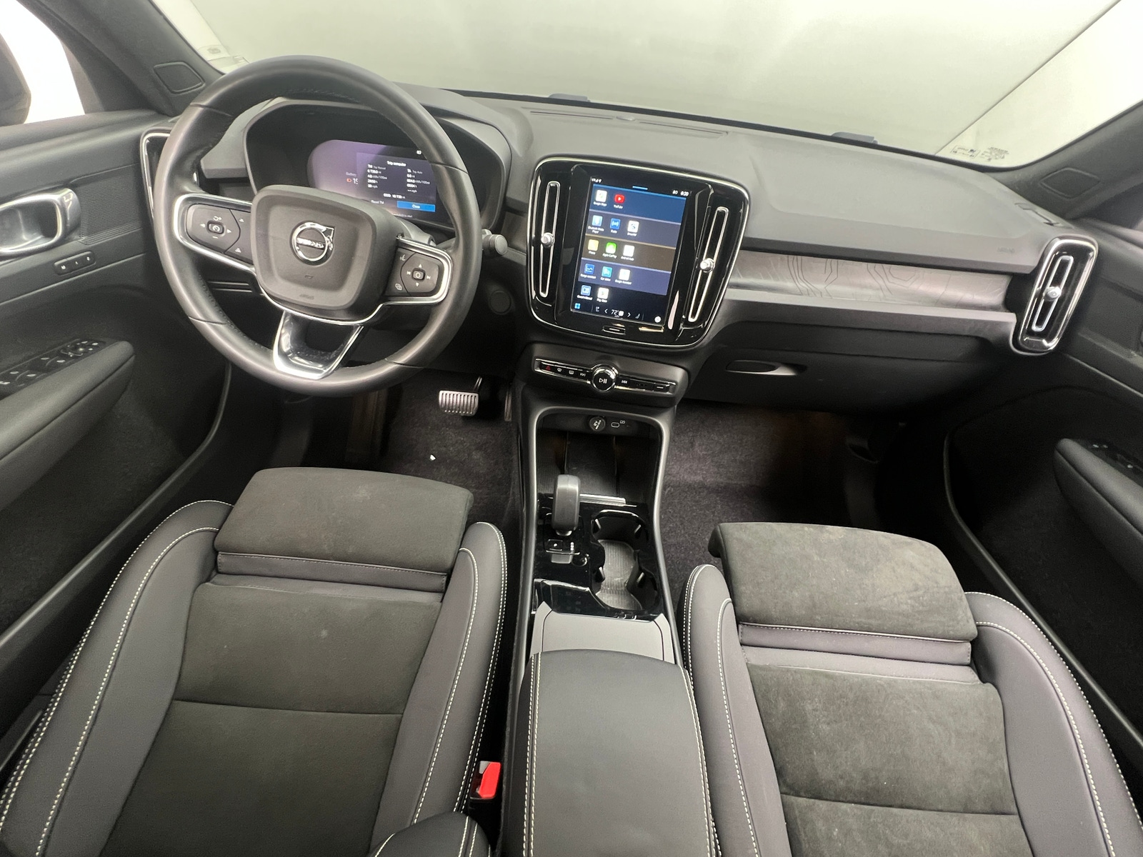 Thumbnail: 2023 Volvo C40 - 3
