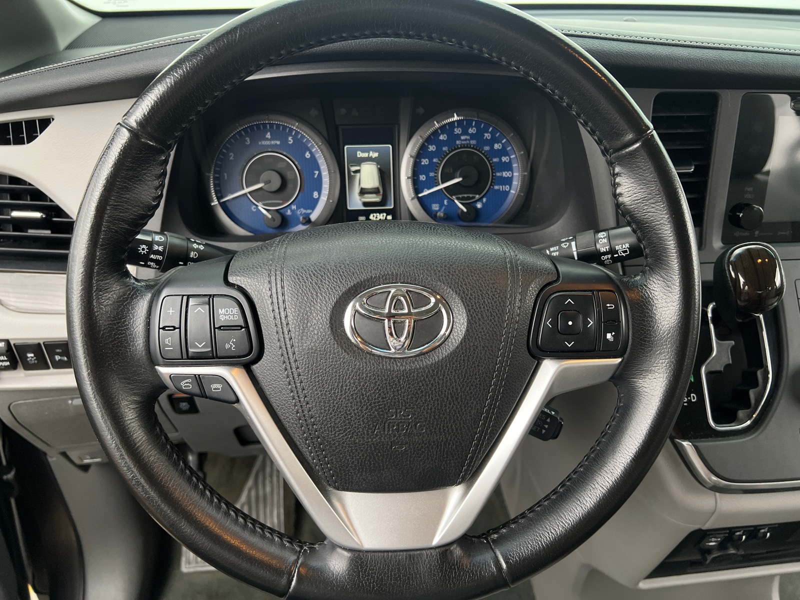 Thumbnail: 2016 Toyota Sienna - 4