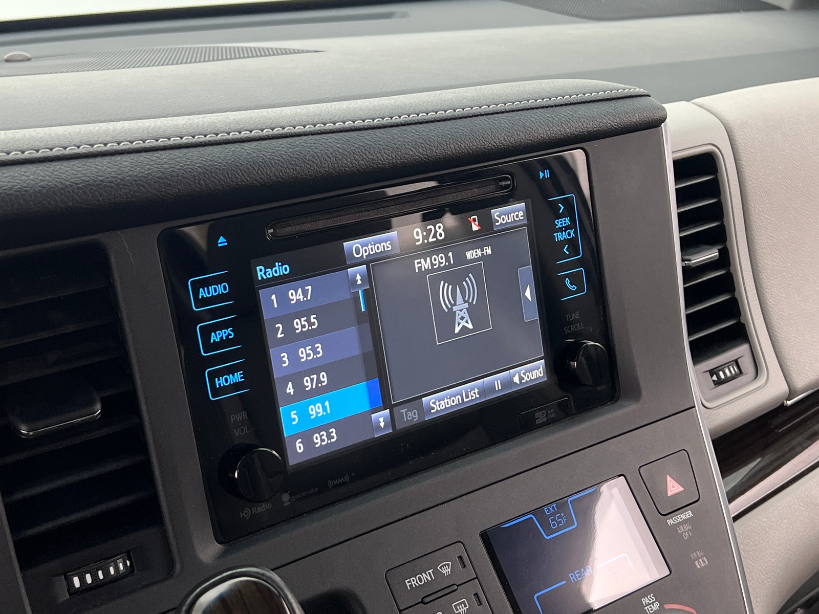 Thumbnail: 2016 Toyota Sienna - 3