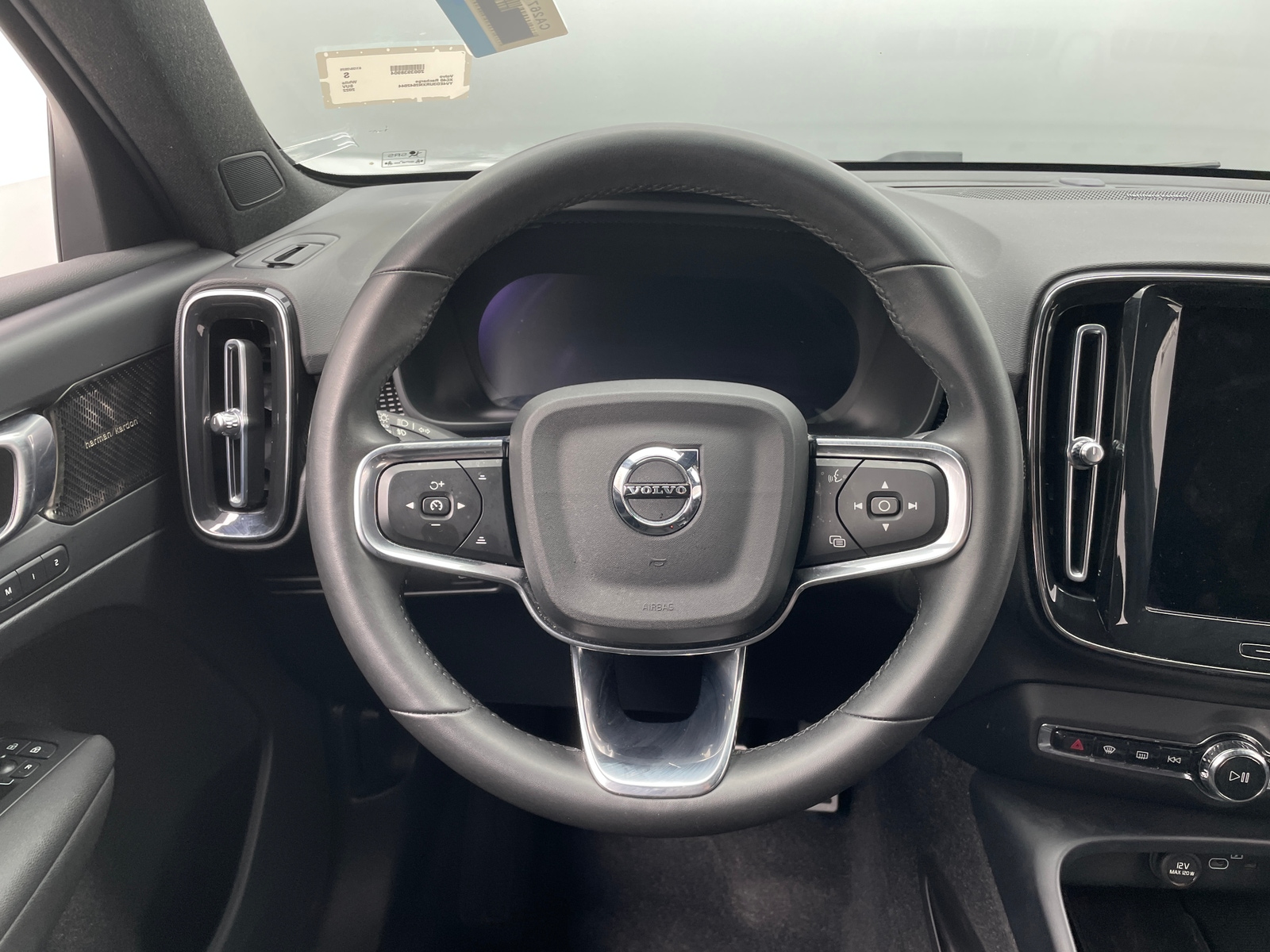 Thumbnail: 2022 Volvo XC40 - 4
