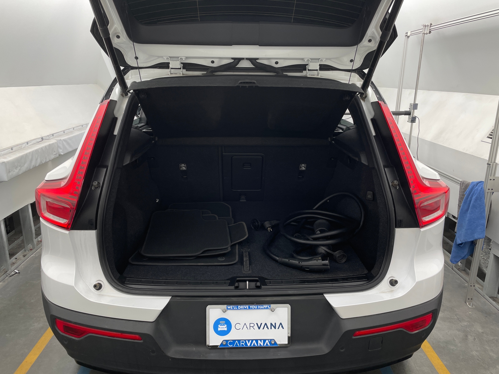 Thumbnail: 2022 Volvo XC40 - 6
