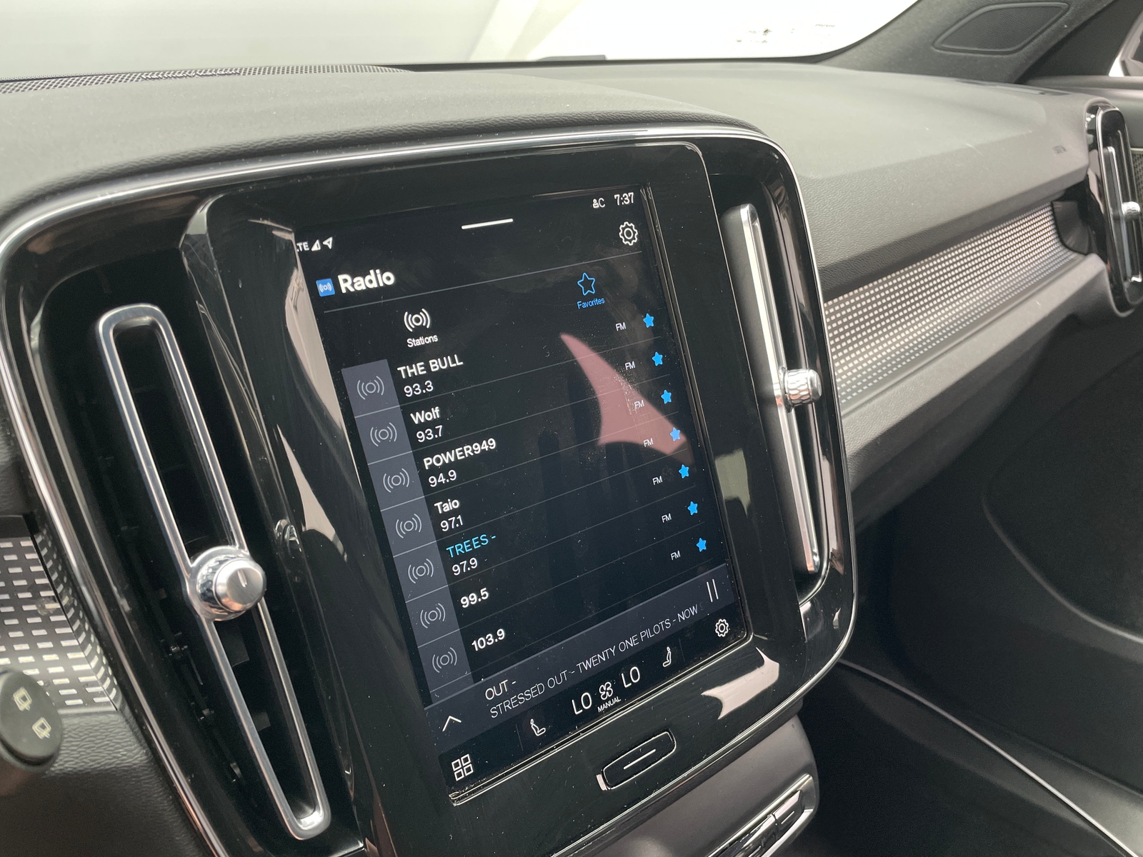 Thumbnail: 2022 Volvo XC40 - 3