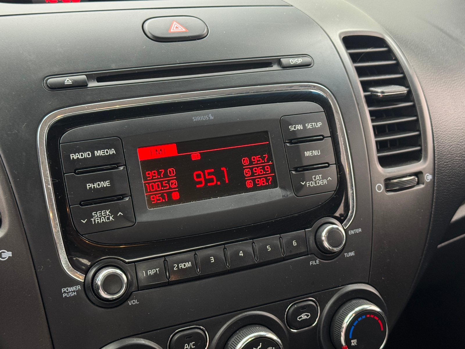 Thumbnail: 2017 Kia Forte - 4