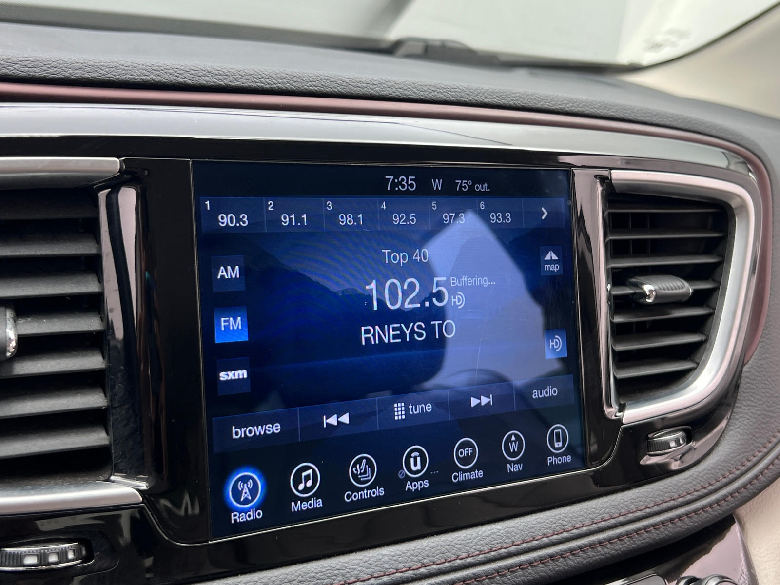 Thumbnail: 2017 Chrysler Pacifica - 3