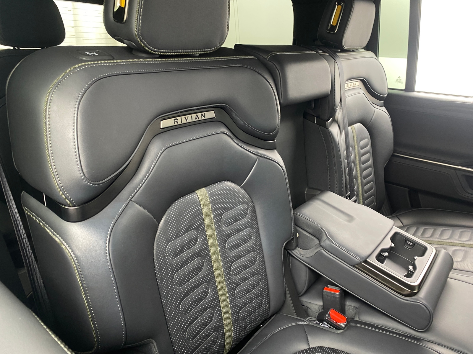 Thumbnail: 2025 Rivian R1S - 5