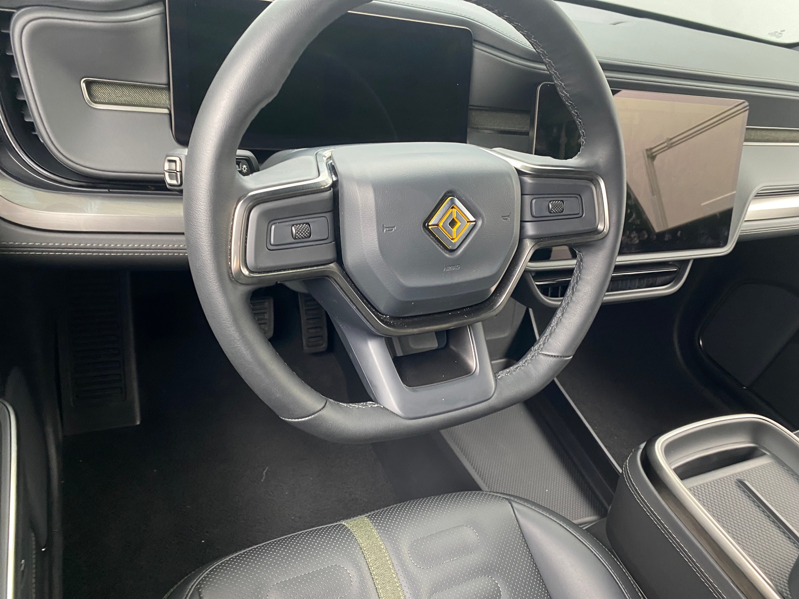 Thumbnail: 2025 Rivian R1S - 4