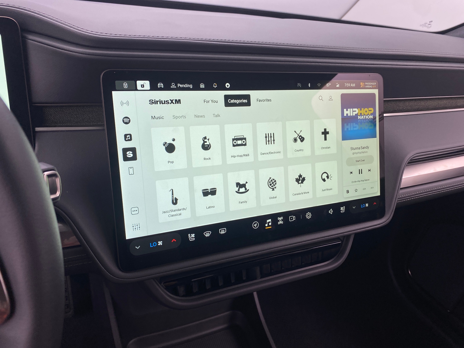 Thumbnail: 2025 Rivian R1S - 3