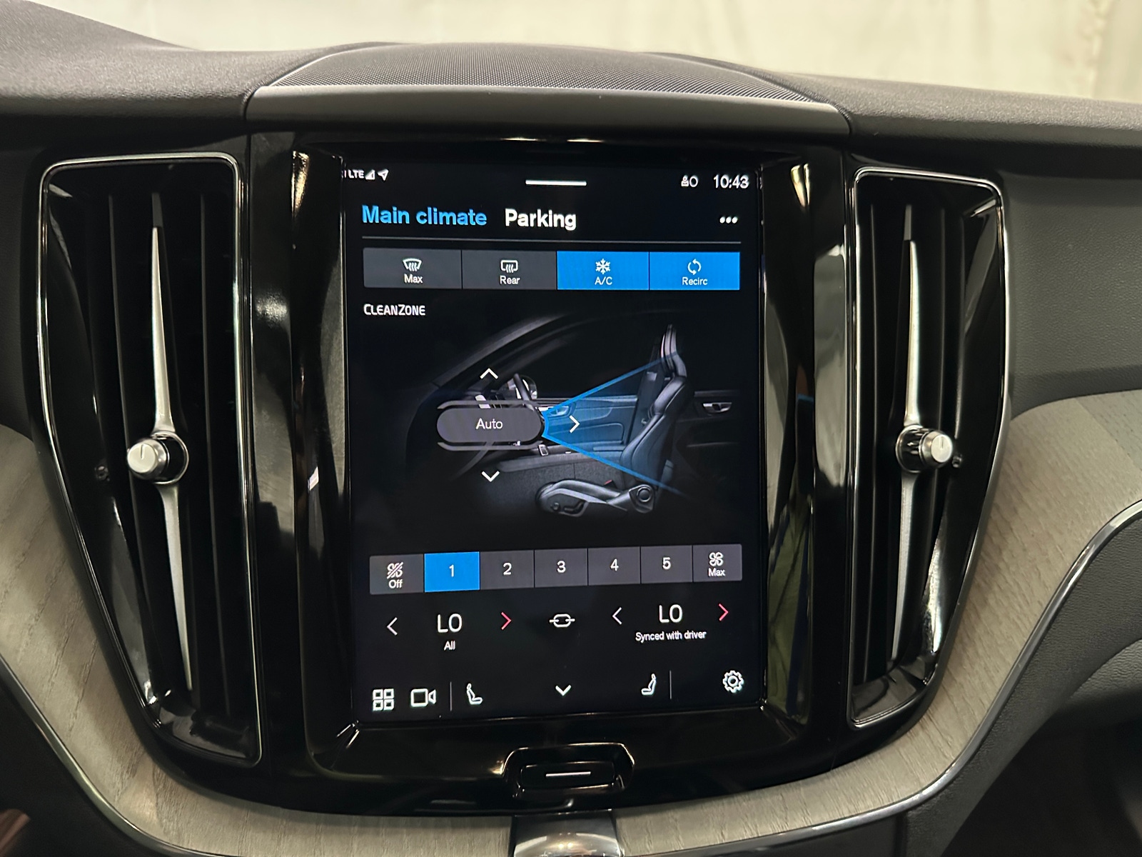 Thumbnail: 2025 Volvo XC60 - 3