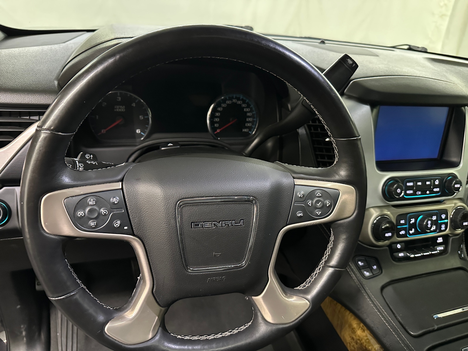 Thumbnail: 2017 GMC Yukon XL - 4