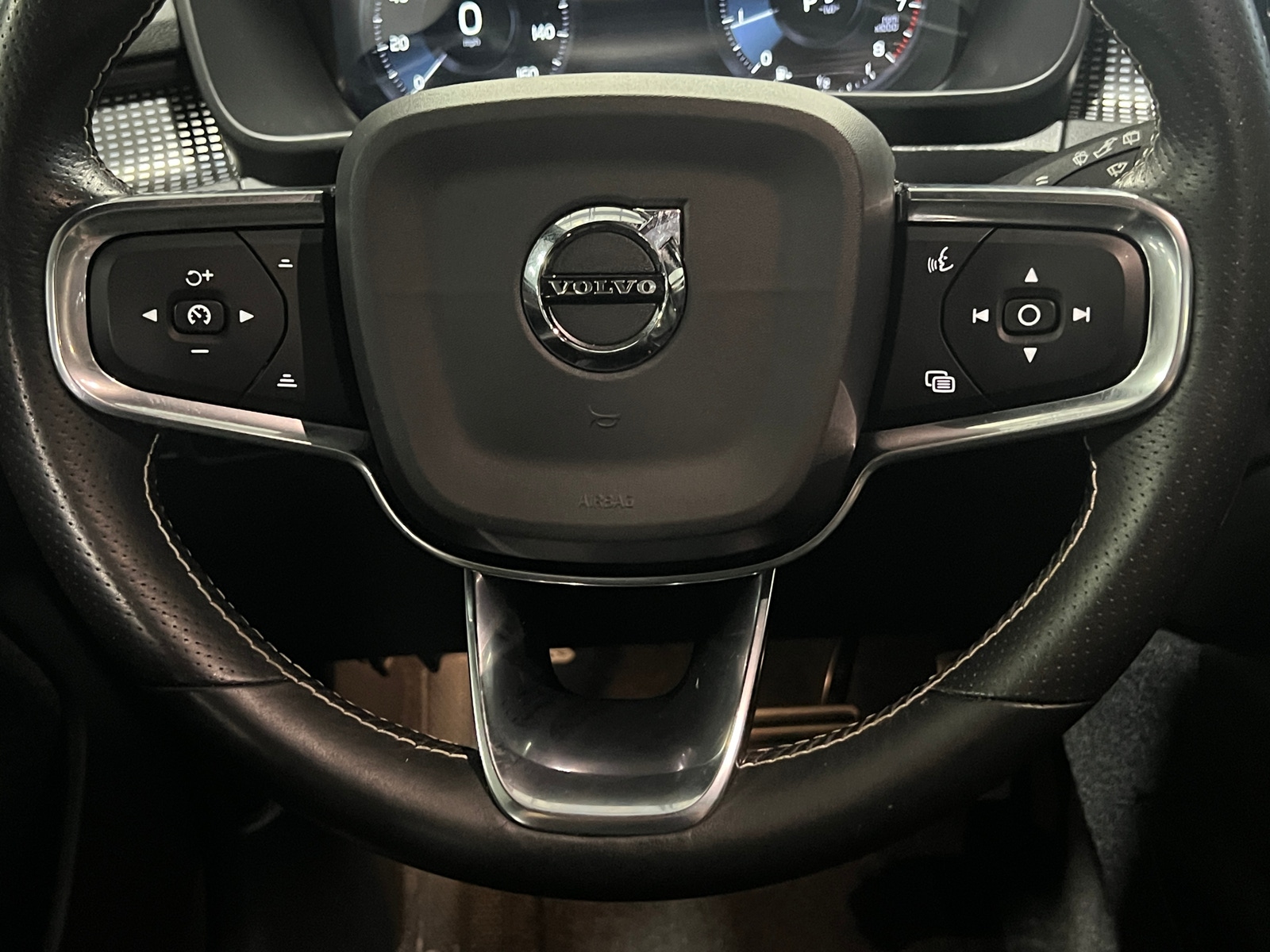 Thumbnail: 2021 Volvo XC40 - 4