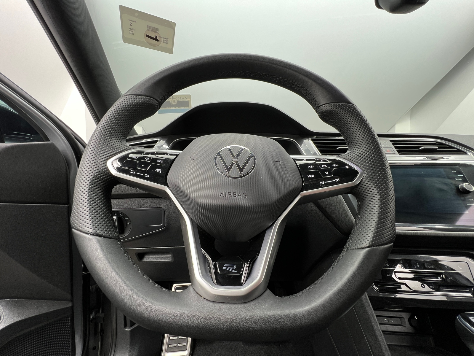 Thumbnail: 2024 Volkswagen Tiguan - 4