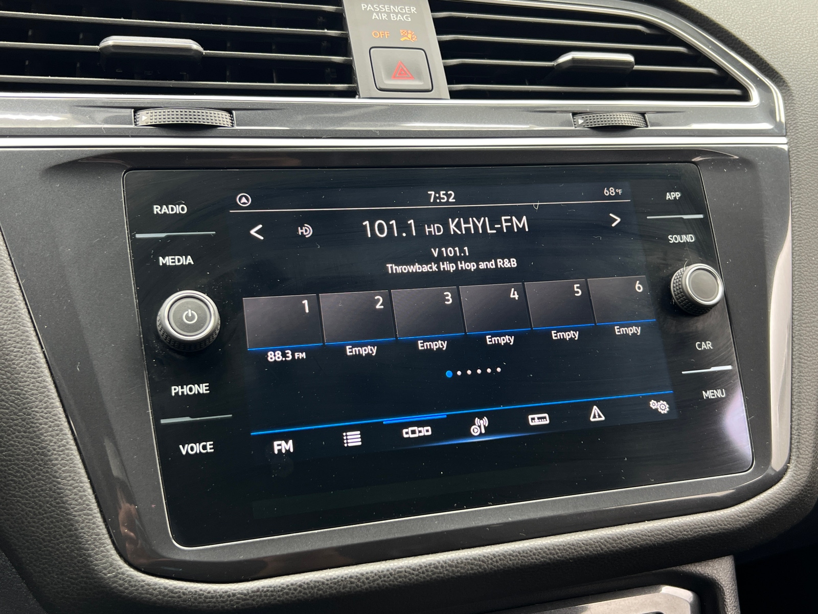 Thumbnail: 2024 Volkswagen Tiguan - 3