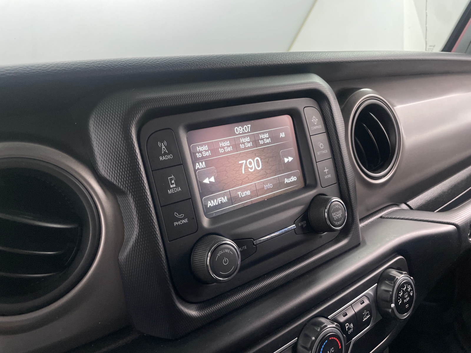 Thumbnail: 2021 Jeep Gladiator - 4