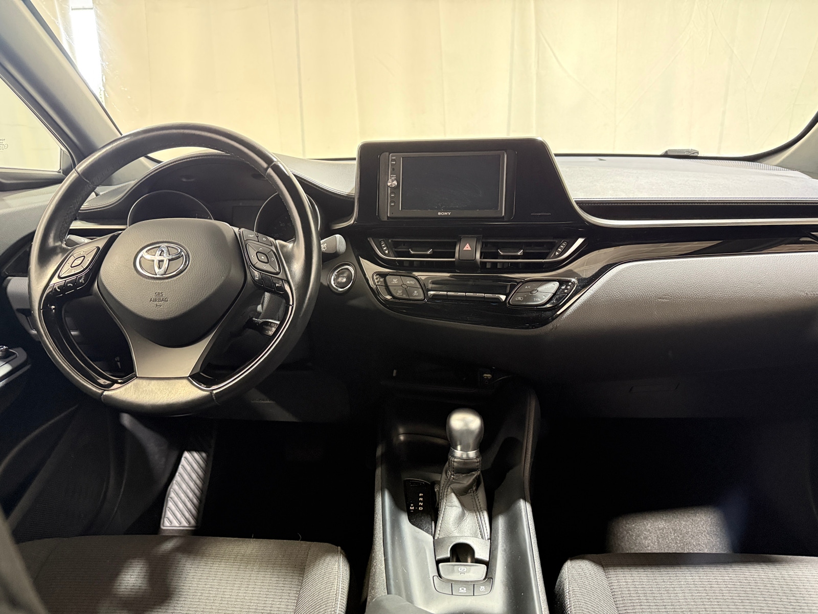 Thumbnail: 2018 Toyota C-HR - 3