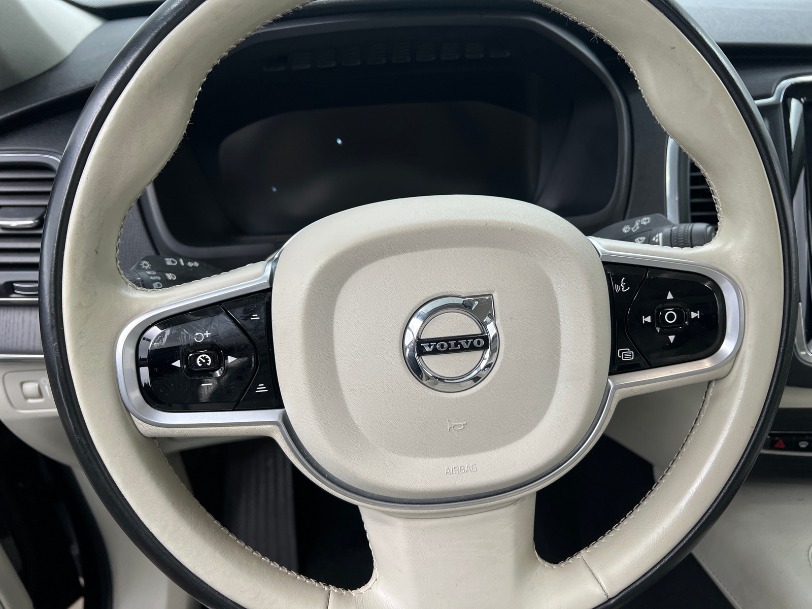 Thumbnail: 2020 Volvo XC90 - 4