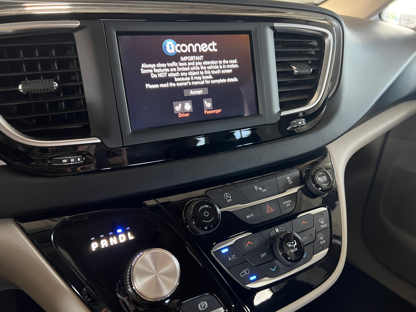 Thumbnail: 2020 Chrysler Pacifica - 3