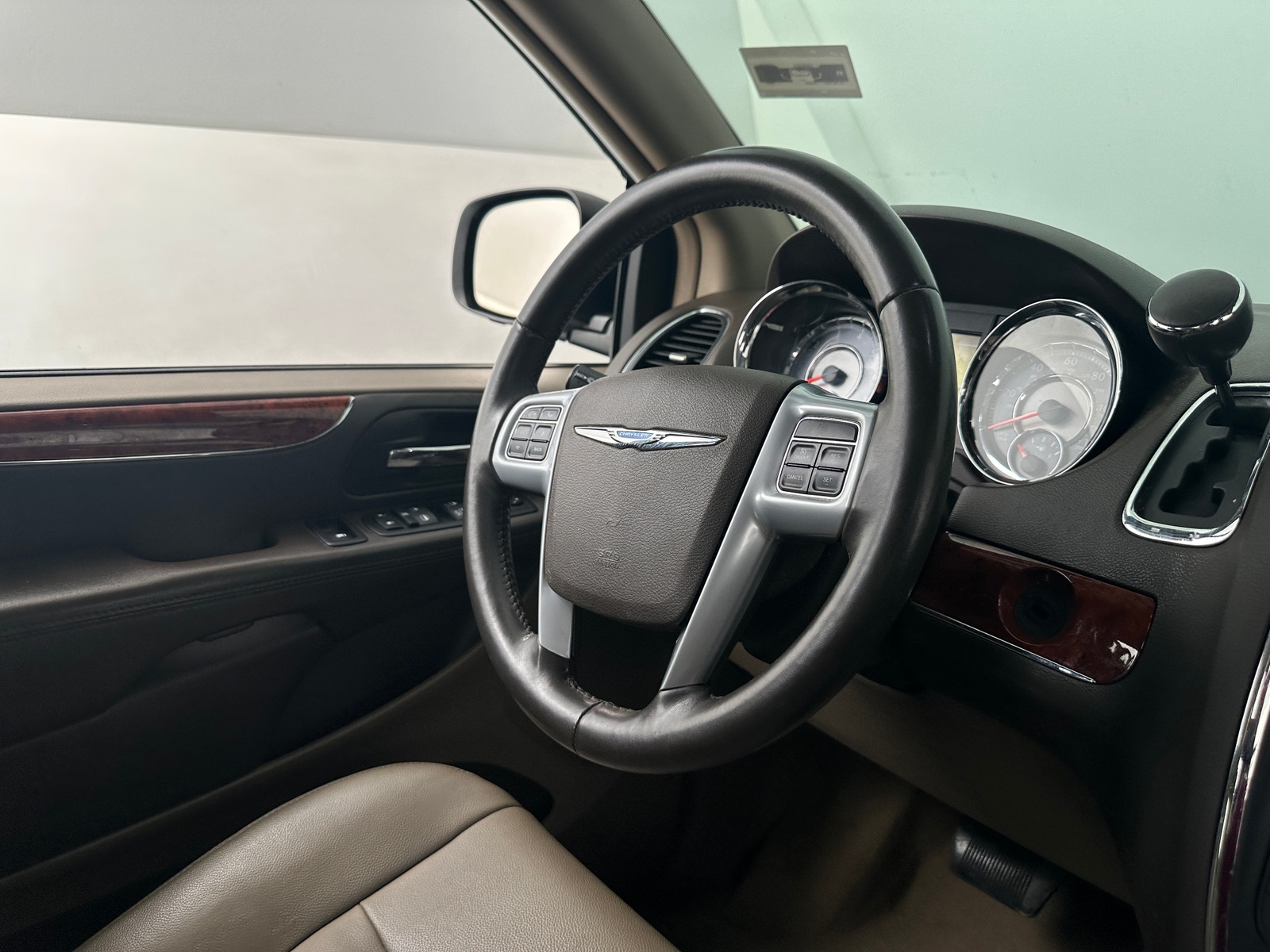 Thumbnail: 2014 Chrysler Town & Country - 4