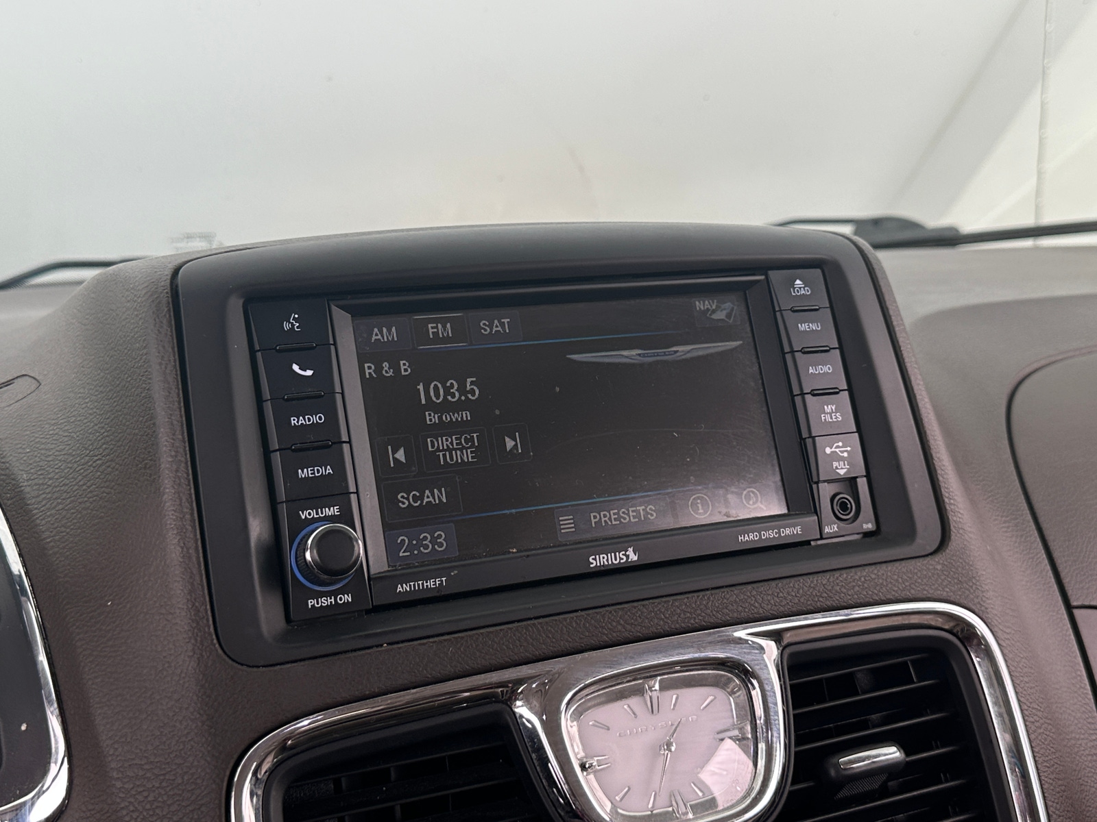 Thumbnail: 2014 Chrysler Town & Country - 3