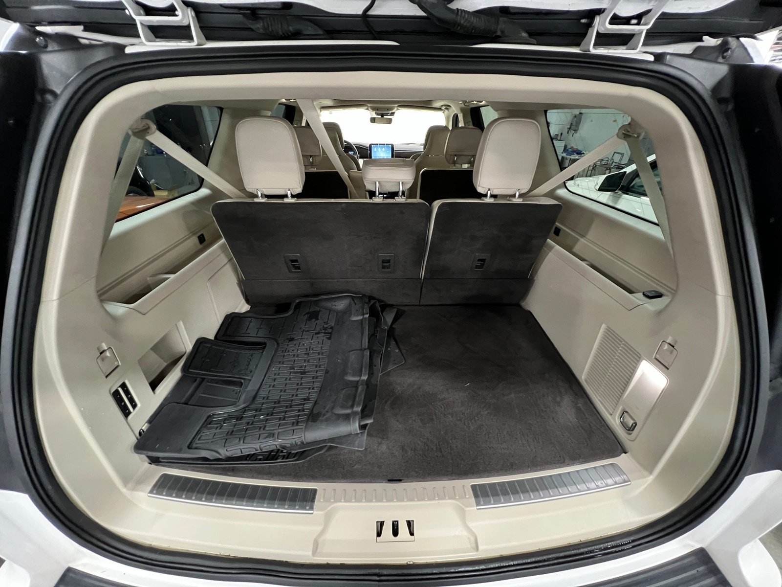 Thumbnail: 2018 Lincoln Navigator L - 6