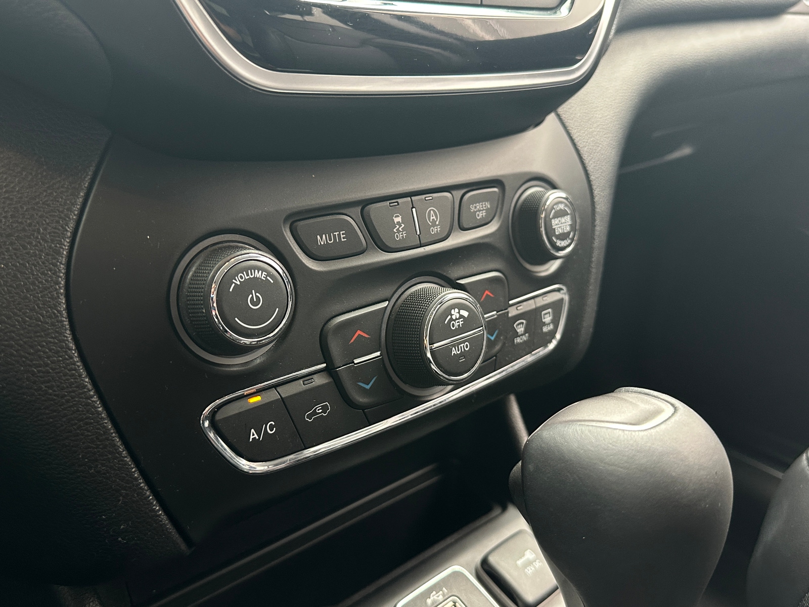Thumbnail: 2019 Jeep Cherokee - 3