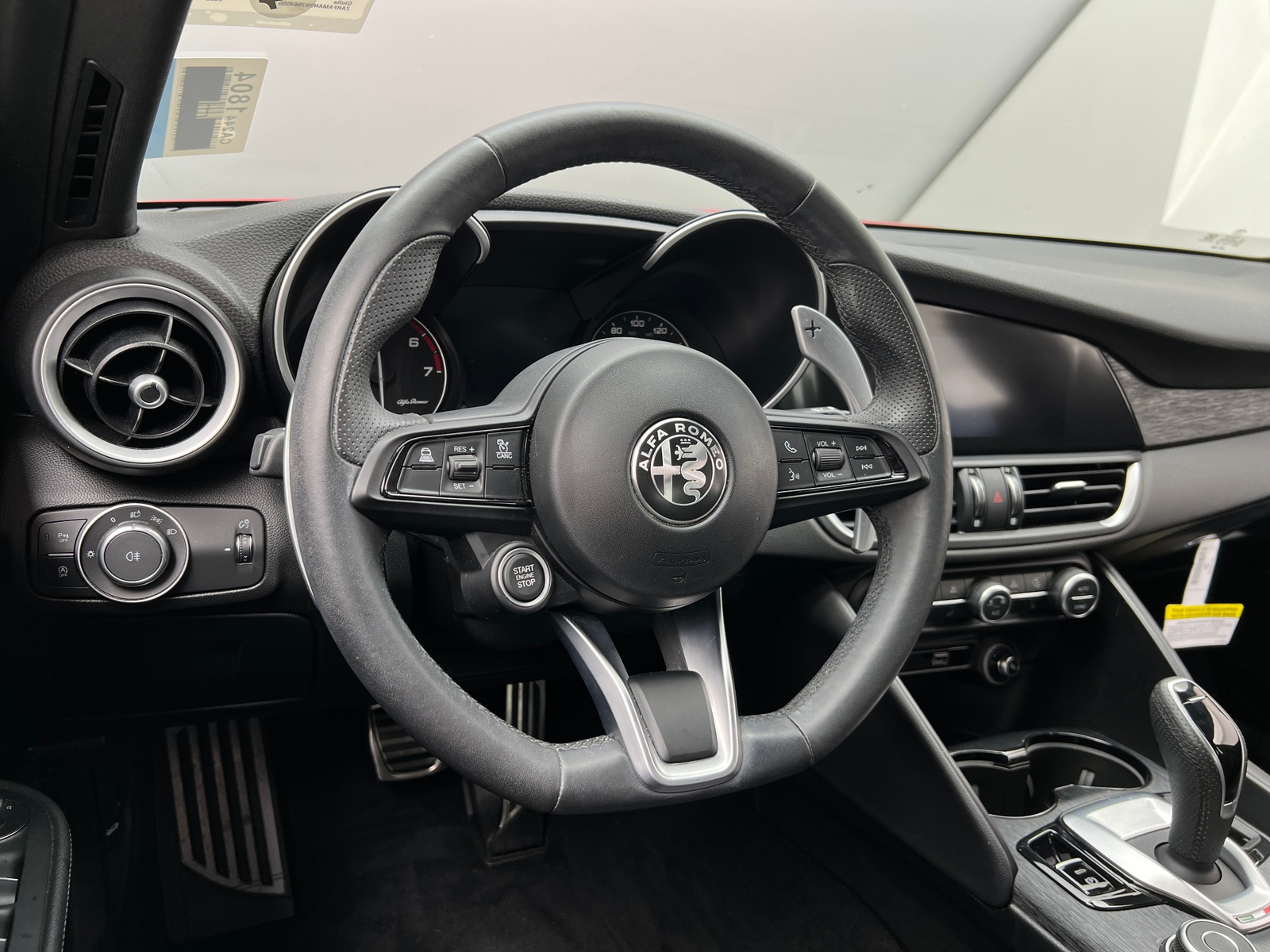 Thumbnail: 2022 Alfa Romeo Giulia - 4