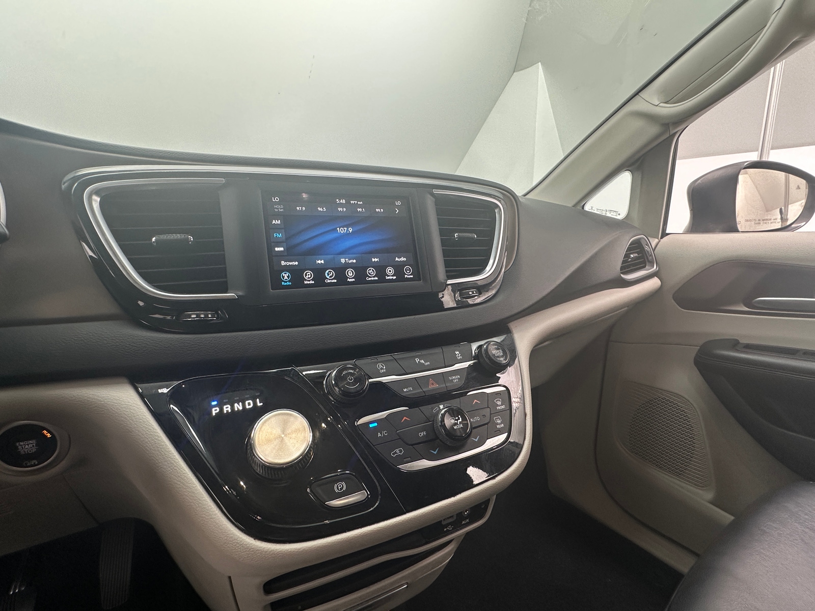 Thumbnail: 2018 Chrysler Pacifica - 3