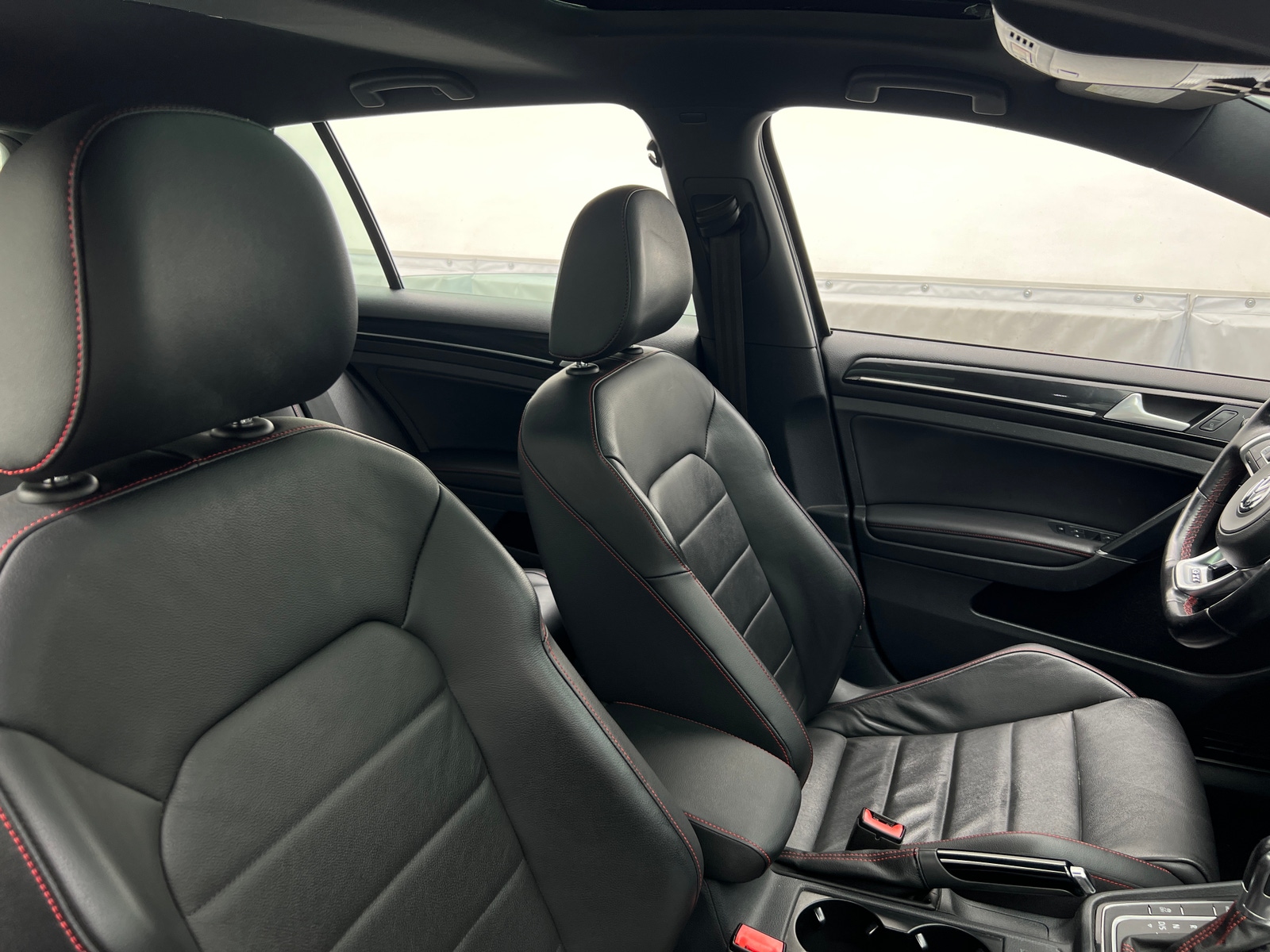 Thumbnail: 2016 Volkswagen Golf - 2