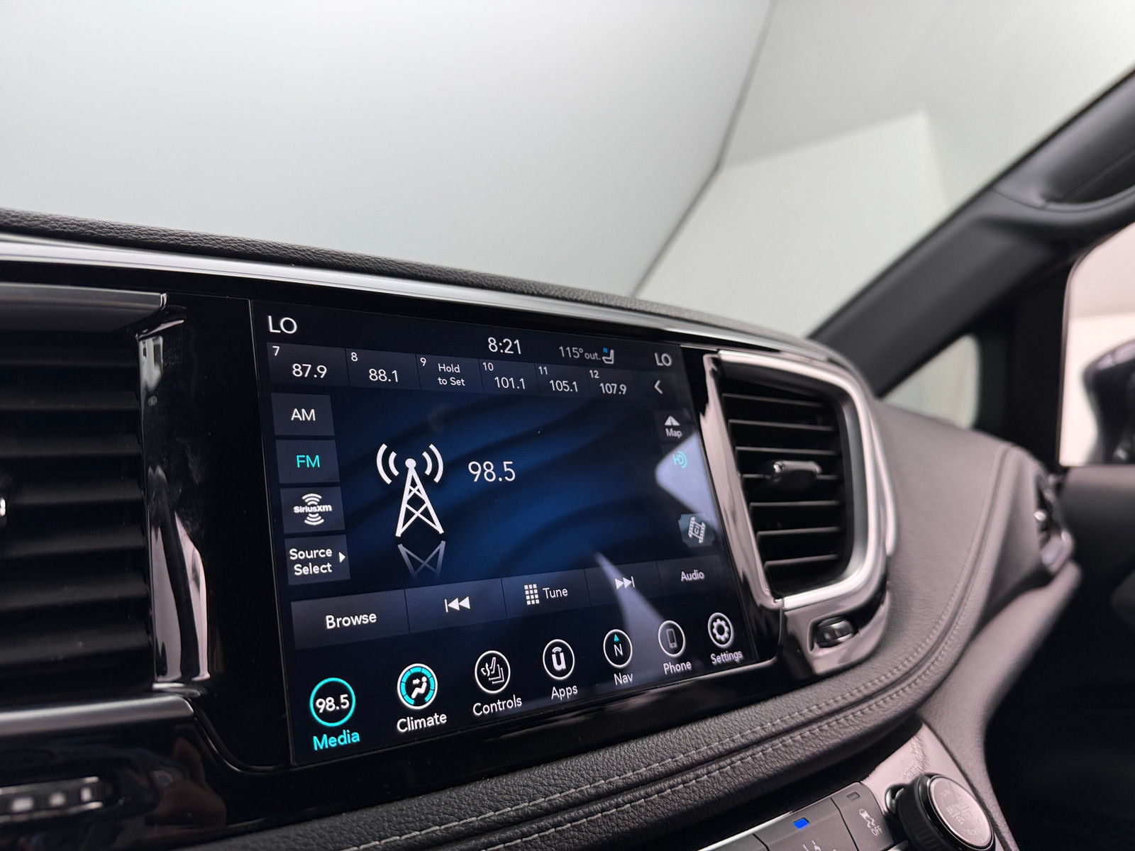 Thumbnail: 2020 Chrysler Pacifica - 3