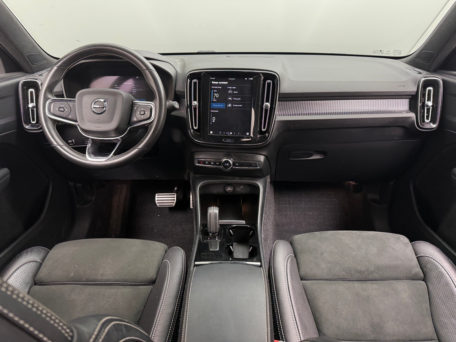 Thumbnail: 2021 Volvo XC40 - 2
