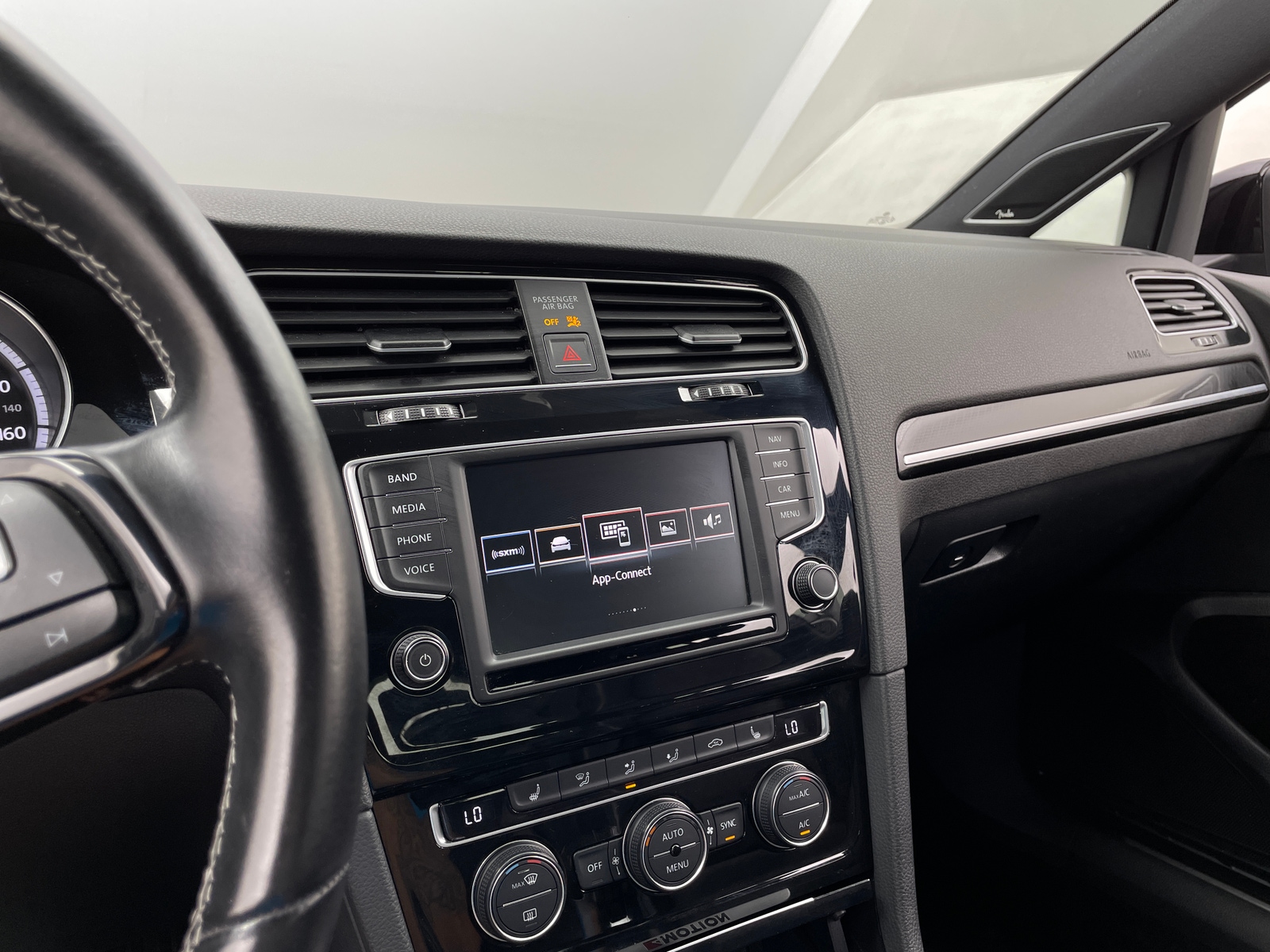Thumbnail: 2016 Volkswagen Golf - 3
