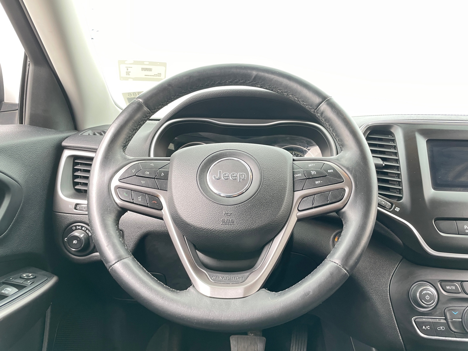 Thumbnail: 2019 Jeep Cherokee - 5