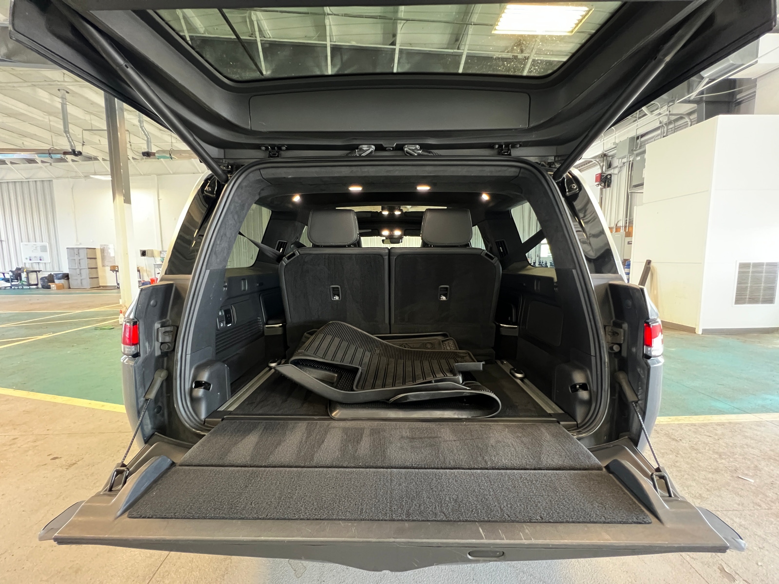Thumbnail: 2022 Rivian R1S - 6