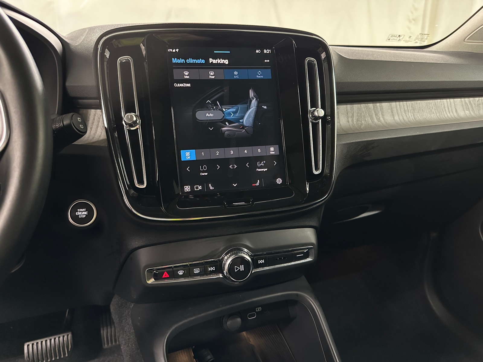 Thumbnail: 2025 Volvo XC40 - 4