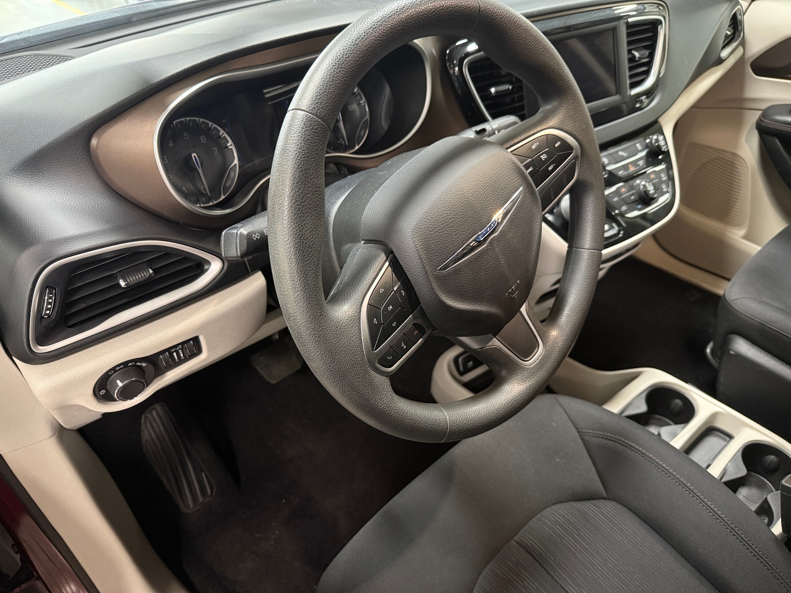 Thumbnail: 2018 Chrysler Pacifica - 3
